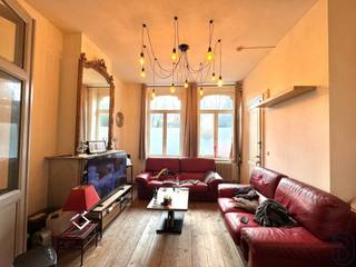 Goedgelegen VERGUNDE OPBRENGSTEIGENDOM bestaande uit een STUDIO en 3 APPARTEMENTEN. Allen verhuurd aan correcte huurders, en reglementair vergund (aparte telers + brandweerattest). Charmant karaktervol gebouw, correcte huurders, handige kelder, dubbele beglazing, centrale verwarming aardgas met elk zijn eigen brander, NIEUW en geïsoleerd DAK, brandattest in orde. Bezoek na afspraak met IMMO BEGUIN: info@immobeguin.be