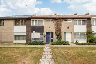 In een rustige straat vlak bij het centrum van Turnhout, met winkels op wandelafstand en een vlotte aansluiting op de E34, bevindt zich deze te renoveren gezinswoning. <br /><br />Bij het betreden van de woning kom je in de inkomhal die toegang biedt tot de leefruimte en de keuken. De keuken grenst aan een aanpalende ruimte met uitbreidingsmogelijkheden, ideaal voor wie droomt van een ruime open keuken. Op het gelijkvloers bevindt zich verder nog een apart toilet. <br /><br />Op de bovenverdieping vind je 3 volwaardige slaapkamers en een badkamer met douche. De zolderruimte biedt extra bergruimte. <br /><br />Achteraan beschikt de woning over een terras en een ruime stadstuin, waar je in alle privacy kan genieten van het buitenleven. Hoewel er geen private parkeerplaats aanwezig is, is er steeds voldoende parkeergelegenheid in de straat.<br /><br />Dit pand is onderworpen aan de renovatieverplichting van de Vlaamse overheid voor residentiële gebouwen (behoudens bij sloop binnen 5 jaar na de aankoop). Consulteer voor meer informatie de website van het Vlaams Energie- en Klimaatagentschap via https://www.vlaanderen.be/een-huis-of-appartement-kopen/renovatieverplichting-voor-residentiele-gebouwen.<br /><br />Troeven van deze woning:<br />- Rustige ligging nabij winkels en E34<br />- Ruime stadstuin met privacy<br />- Leuk renovatieproject met potentieel<br />- Voldoende parkeergelegenheid in de straat