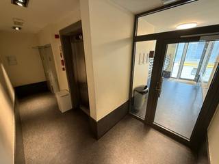 Recent investeringsappartement (2011) met een bewoonbare oppervlakte van 50m², op wandelafstand van het gemeentehuis en metrohalte Madou. Het appartement is gemeubeld en bestaat uit een inkomhal, een leefruimte (28m²) met open keuken en met rechtstreekse toegang een terras, een slaapkamer (14m²) en een badkamer met een ligbad, een lavabo en toilet. Het appartement is sinds april 2021 verhuurd aan 910 EUR/mnd + 170 EUR lasten. De elektrische installatie is conform tot 2036 en het EPC is E-.