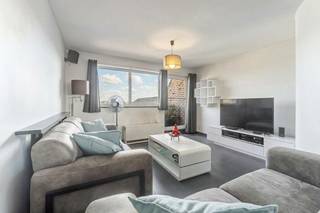 <strong>Te koop: instapklaar, ruim appartement met 3 slaapkamers op gunstige locatie in Heestert (Zwevegem).</strong><br /><br /><br />Ontdek dit instapklaar duplexappartement met 3 slaapkamers op een toplocatie in het centrum van Heestert. Het is een lichtrijk appartement met een bewoonbaar oppervlakte van 130m² en beschikt over een ruime en aangename leefruimte.<br /><br />Het appartement is <strong>momenteel verhuurd</strong>, waardoor het ook voor investeerders een interessante opportuniteit vormt, met een <strong>nettorendement van 3,9%.</strong><br /><br /><br /><u><strong>Indeling:</strong></u><br />Inkomhal met toilet, lichtrijke leefruimte met eetplaats en volledig ingerichte keuken, grote berging, 3 volwaardige slaapkamers, badkamer met bad, douche en dubbele lavabo. Er zijn ook 2 terrassen.<br /><em>Garage kan optioneel bijgekocht worden.</em><br /><br /><u><strong>Troeven:</strong></u>
<ul><li>Centrale locatie - dichtbij winkels, slager, bakker ...</li><li>Gunstig EPC C</li><li>Instapklaar met 3 ruime slaapkamers</li><li>Interessante investering - nettorendement van 3,9%</li><li><em>Optioneel kan er een garagebox bijgekocht worden ter waarde van 25.000 euro</em></li></ul>
<br /><strong>Interesse in dit appartement? Neem zeker contact op met Indra voor meer info of een bezoek - 0473/61.10.10.</strong>