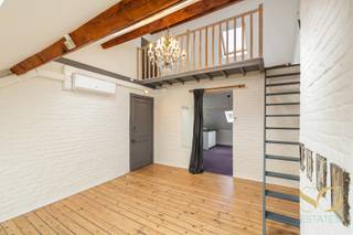 <p>Gelegen in het hart van de Vanderkindere-wijk, een van de meest gegeerde buurten van Ukkel, bevindt dit duplexappartement zich op de 3e verdieping van een karaktervol gebouw aan de prestigieuze Brugmannlaan.<br />De woning strekt zich uit over twee niveaus met een totale oppervlakte van ±63 m²: een eerste niveau van ±48 m² en een ingerichte zolderruimte van ±15 m², badend in natuurlijk licht dankzij talrijke dakramen.<br />Het eerste niveau omvat een ruime leefruimte met zichtbare balken en witgekalkte bakstenen, een eethoek, een halfopen ingerichte keuken, een badkamer met douche en WC, en een berging. Een metalen trap leidt naar het bovenste niveau.<br />Het bovenste niveau, onder de dakconstructie, omvat een lichtrijke mezzanine, een opslagruimte en een vide met zicht op het onderliggende niveau.<br />Airconditioning aanwezig. EPC E. Vrij bij akte.<br />Zeker een bezoek waard!</p>