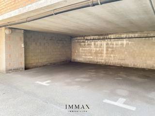 Place de parking facilement accessible, située au cœur du quartier, à proximité du lac de Zegem et de la Lippenslaan. <br /><br />Située au niveau -1, accessible par une rampe.<br />Hauteur : 1,9 mètre<br />Profondeur : 5,1 mètres<br />Largeur : 2,5 mètres<br /><br />N'hésitez pas à nous contacter pour plus d'informations : tél. : 050 62 44 14 ou par e-mail à knokke@immax.be