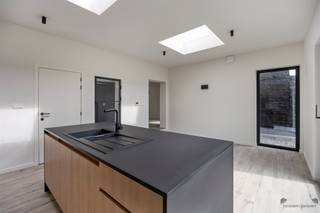 OP ZOEK NAAR EEN INSTAPKLARE, ENERGIEZUINIGE WONING VOL COMFORT EN TECHNOLOGIE? ONTDEK DEZE RUIME HALFOPEN BEBOUWING, PERFECT GELEGEN OP EEN...