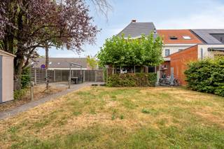 Op het gelijkvloers vinden we de ruime woonkamer (36m²), met inbouwkachel, en loopt door in een eetkamer/bureau (15m²).<br />De keuken (15m²) is volledig geïnstalleerd met een inductie kookplaat, afzuiging, vaatwasser, spoelbak, microgolf en combioven, ijskast en diepvries.<br />De keuken geeft toegang tot een wasplaats met aansluiting voor was- en droogmachine.<br /><br />Verder is er op het gelijkvloers nog een inkomhal (10m²) met apart toilet.<br /><br />Op de eerste verdieping zijn er drie slaapkamers (17m² - 17m² - 18m²) waarvan één is uitgerust met ingemaakte kasten en een andere voorzien is van aansluiting+afvoer voor water. De badkamer (10m²) is voorzien van een inloopdouche en twee wastafels met bijpassend meubel.<br />Verder is er nog een apart toilet.<br /><br />Op de tweede verdieping zijn er nog twee slaapkamers (13m² - 13m²), beide voorzien van ingemaakte kasten. Op deze verdieping is er nog een ruime nachthal (15m²) en een berging (3m²) waar de cv ketel zich bevindt.<br /><br />De tuin is volledig omheind en beschikt over een groot terras en tuinhuis. Er is een grote dubbele, hoge carport (geschikt voor een mobilhome) die bereikbaar is via een automatische brede poort (6m breed) langs de zijstraat.<br /><br />DIVERSEN<br />- Kelder (15m²)<br />- Waterontharder<br />- Bergzolder is bereikbaar via vlizotrap<br />- Automatische rolluiken gelijkvloers<br />- Handmatige rolluiken op de verdieping <br />- CV ketel op aardgas<br />- Ramen zijn deels kunststof en deels aluminium<br /><br />Bestuursmaatregelen in het maatregelenregister: nee