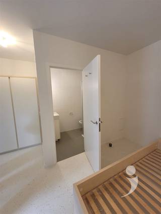 <p><span>*</span><span> Bezoek aan te vragen via student@immolivit.be </span></p><p><span>** Alleen voor studenten</span></p><p><span> </span></p><p><span>NOG BESCHIKBAAR VOOR AJ 25-26 . Project YOU bevindt zich op de Bondgenotenlaan, de belangrijkste en meest gekende winkel-wandelstraat van Leuven. Met zijn drie ingangen en strategische ligging onder de toren van de universiteitsbibliotheek is het project dé nieuwe hotspot voor studenten in Leuven. </span></p><p><span> </span></p><p><span>YOU is bereikbaar via drie strategisch gelegen ingangen op de Bondgenotenlaan, in de Koning Leopold I-straat en in de Bogaardenstraat. Dankzij de ligging langs de belangrijke toegangsweg van de stad is YOU vlot bereikbaar, zowel te voet, met de fiets als met het openbaar vervoer en de wagen. De dichtstbijzijnde bushalte bevindt zich op één minuut, het treinstation op slechts tien minuten. <br /><br />De gebouwen zijn voorzien van alle comfort en uitgebreide eigentijdse faciliteiten, en de groene binnengebieden bieden ruimte voor een aangename break in het levendige Leuvense studentenleven. </span></p><p><span> </span></p><p><span>Elke studio beschikt over een eigen badkamer met wastafel, douche, en toilet. Daarnaast zijn de studio's ook voorzien van een kitchenette. </span></p><p><span>Ondergronds is er een afsluitbare fietsenstalling en een afvallokaal.</span></p><p><span> </span></p><p><span>De prijs is 1045 euro/maand exclusief provisie nutsvoorzieningen (125 euro/maand).<br /><br />Interesse? Contacteer ons via student@immolivit.be</span></p><p><span> </span></p>