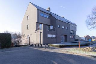 In een recent en verzorgd gebouw met lift, op wandelafstand van het centrum van Sterrebeek, bevindt zich dit prachtig en hedendaags duplex...