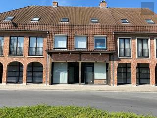 Op het rustige Kerkplein van Waregem - Beveren-Leie treffen we dit gezellig duplex-appartement op de 1e en 2e verdieping.<br />De eigendom omvat inkom met trap, lichtrijke living, ingerichte keuken, ruim terras 15m² achteraan, berging, drie slaapkamers, ingerichte badkamer met ligbad en garage.<br />Het appartement is beschikbaar vanaf 01/01/2027.