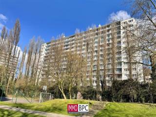 BEZOEKEN GESTOPT Compromis in opmaak - Ontdek dit charmante appartement van 72m², gelegen in een rustige, groene wijk van Ukkel. De ruime...