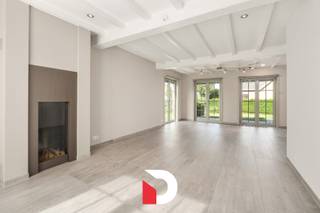 Deze verzorgde alleenstaande villa is gelegen in een groene en rustige omgeving en dit op een sterk gegeerde en residentiële locatie te Sint-Kruis (Brugge). Deze ligging biedt een goede uitvalsbasis naar Brugge en de Kust. Ook winkels, openbaar vervoer, scholen, Brugge centrum, AZ Sint-Lucas, enz. zijn aanwezig op fietsafstand. <br /><br />Deze degelijke/robuuste woning staat op een ruim maar beheersbaar perceel van 738 m². De woonst evolueerde met zijn tijd mee waardoor deze complete woonst voldoet aan het hedendaagse wooncomfort en als instapklaar kan omschreven worden. Het huis beschikt over een uiterst praktische vloei en voldoende ruimte met volgende indeling: Glv. : inkomhal met een vestiairenis en een afzonderlijk toilet, een leef- en eetruimte met zicht op de tuin, een aparte keuken die volledig ingericht werd en voorzien van inbouwtoestellen, een badkamer, een ruime slaapkamer en een 2de slaapkamer die momenteel dienst doet als bureel, een spatieuze inpandige garage met washoek. Bij mindere mobiliteit kan er dus volledig op het gelijkvloers geleefd worden en hoef je in principe geen trappen te doen. Op de verdieping: 2 volwaardige slaapkamers en verschillende bergruimtes. Er is tevens een bergzolder boven de garage.<br /><br />De fraaie en omvangrijke tuin is voorzien van zuidgericht terras en een tuinberging. <br /><br />De laatste jaren kreeg de woonst een grondige update en werden er vele comfortelementen toegevoegd. Het huis werd oa. voorzien van een nieuw dak ('2021), nieuwe elektriciteit die gekeurd is ('2020) , 20 zonnepanelen, nieuwe CV installatie ('2013), nieuw schrijnwerk in aluminium voorzien van hogerendementsbeglazing en van zonnescreens, een nieuwe keuken met inbouwtoestellen, een laadpunt voor een elektrische wagen, een automatische toegangspoort en sectionale poort, een inbouwhaard op aardgas, een alarmsysteem , ... <br />Tevens is er een regenwaterput aanwezig en is de woning voorzien van een kruipkelder.<br /><br />Contacteer ons snel voor een bezoek aan deze unieke villa via info@delbecque.immo.