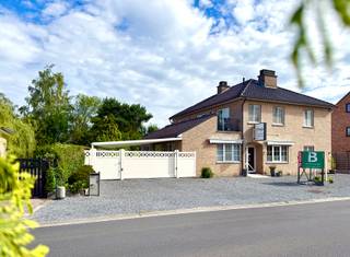 Zeer ruime woning met eventuele handelsruimte (of kangoeroewoning) op 18a 02ca te Balen.<br /><br />Bestaande op de gelijkvloerse verdieping uit: een handelsgedeelte van +/-200m² met momenteel grote professionele keuken en o.a. koelcel, bureel, vestiaire, sanitair, veranda/terras en mooie tuin.<br /><br />De verdieping is in gebruik als woonst en bestaat uit: leefruimte met aansluitend terras, ingerichte keuken, nachthal, wasplaats/berging, apart toilet, 3 slaapkamers en badkamer met douche, lavabo en wastafel.<br /><br />Beide delen hebben een aparte inkom, het gebouw is volledig onderkeldert (+/- 200m²).<br /><br />Verder is er voldoende parkeergelegenheid voor en rondom het pand voor clienteel en beschikt het over 2 carports en een extra garage, dit alles afgesloten door 2 automatische poorten.<br /><br />Deze volledig instapklare handelswoning kan worden aangewend voor verschillende activiteiten en biedt een ruime werk- en woonplek op een schitterende locatie.<br /><br />Contacteer ons kantoor voor meer info of een bezoek ter plaatse via 0472/533.946 of mail info@immo-b.be!