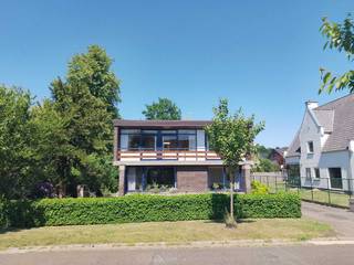 Welkom<br /><br /><br />Troeven<br /><br />221 m² bewoonbare oppervlakte (excl. garage)<br />Goede indeling met veel ruimte in de wijk ‘berkenveld’<br />5 slaapkamers<br />Grote ramen dus zeer veel lichtinval<br />Woning getekend door Dolf Nivelle in brutalisme<br />Doodlopende straat<br />Geen renovatieverplichting EPC C<br />Gelegen in een rustige en groene buurt<br />Op wandelafstand van natuurgebied De Platwijers en Vlakbij De borggraaf en Bokrijk<br />Topligging qua Mobiliteit naar invalswegen en Hasselt-centrum<br />Op een boogscheut van het treinstation Kiewit , De lijn, Corda Campus en scholen<br />Midden in het fietspaden netwerk Limburg<br />Charmante uitstraling en een verzorgde staat<br />ideale thuis voor wie comfort, ruimte en rust zoekt. <br /><br />contact 0465807568 of ypee100@hotmail.com