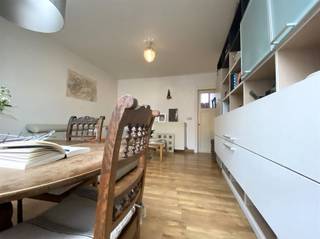 Centrally located townhouse with a small city garden. Entryway—shower room and laundry area—living room with an adjoining open-concept kitchen that opens onto the terrace. On the first floor, there is a master bedroom and a bathroom with a bathtub, sink, and toilet. The second floor features two full-sized bedrooms. The mezzanine is furnished as an office. Natural gas central heating. Availability: starting January 1, 2027If you’re looking for a cozy townhouse, please contact our office to schedule a viewing. info@immodeprins.be - 03/ 776 06 55.View our full listings at www.immodeprins.be