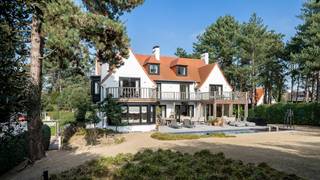 Uitzonderlijke villa zeer rustig gelegen in het Zoute op enkele passen van het Albertplein en de Zeedijk.Prachtige renovatie met uiterst smaakvolle...