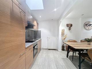 We Invest et Lucas ont le plaisir de vous proposer à la vente cet appartement deux chambres situé au sein d’une petite copropriété de trois unités...