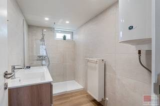 Gedeeltelijk gerenoveerde (vierkants)hoeve, met een potentieel woonoppervlakte van 547m² gelegen op een perceel van 1366m². Een gedeelte van de...