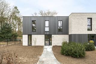 <ul> <li> E20 </li> <li> laadmogelijkheid elektrische wagen </li> <li> Zonnepanelen </li> <li> Warmtepomp </li> <li> Regenwaterrecuperatie </li></ul><p>Omringd door hoogstammig groen bouwt Steen Vastgoed een rustig en kleinschalig woonerf met vier halfopen eengezinswoningen. Het woonerf is toegankelijk via een centrale toegang aan de Thillostraat.</p><p>Elke woning beschikt over een bureauruimte, drie slaapkamers, twee badkamers, een individuele tuin en een autostaanplaats. Voor fietsen is er een gemeenschappelijke fietsenberging.</p><p>Dankzij warmtepompen, zonnepanelen en regenwaterrecuperatie realiseren we duurzame woningen met een E-peil van E20.</p><p>De gekende Steen Vastgoed afwerking is inbegrepen, met verlichting, parket, tuinaanleg, en meer.</p><br />Verkoopprijs exclusief kosten en BTW.