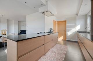 Zeer interessante halfopen bebouwing met 3 slaapkamers, bouwjaar 2008.<br />Indeling gelijkvloers: inkomhal, zeer ruime bureau (ideaal voor thuiswerk of vrij beroep), afzonderlijke wasplaats en garage. Op de 1ste verdieping: aparte berging, open keuken met aansluitende eetplaats en ruime, lichtrijke woonkamer. Op de 2ste verdieping: nachthal, 3 slaapkamers en badkamer.<br />Aangename, onderhoudsvriendelijke tuin (zuidoost georiënteerd) waar u in alle rust kan genieten van het terras. EPB label B. Verkoop onder registratierechten - GEEN BTW.<br />Gunstig gelegen met vlotte verbinding naar autostrades en op korte afstand van winkels, scholen en openbaar vervoer.<br />Interesse of meer info? Contacteer Ritchie via ritchie@immolynn.be of bel 0493 70 72 18!