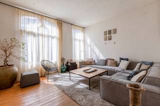 Gelegen in de levendige Prins Albertstraat, op wandelafstand van het centrum van Sint-Niklaas, vinden we deze charmante herenwoning met...