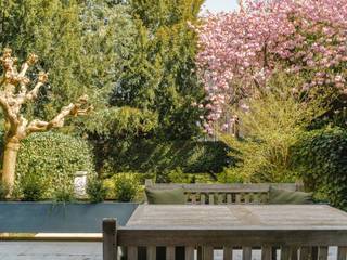 On the prestigious avenue Franklin Roosevelt, a stone's throw from the Bois de la Cambre, this beautiful manor house was built in 1940 and...