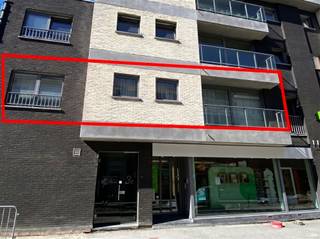 <p>Dit gezellig appartement is ideaal gelegen in het centrum van Aalst, op wandelafstand van winkels, restaurants en andere voorzieningen.</p><p>Het appartement omvat een inkomhal, een lichtrijke leefkeuken, een aparte berging naast de keuken, één slaapkamer en een badkamer met toilet.</p><p>Extra troeven zijn de privatieve kelderberging en twee gemeenschappelijke fietsenbergingen.</p><p>De huurprijs bedraagt €800 per maand + €50 gemeenschappelijke kosten.<br />Beschikbaar vanaf 01/06.</p>
