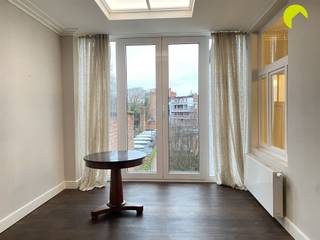 <p><span>Uitstekend gelegen op de Pieter Reypenslei te Mortse</span><span>l</span><span>, een levendige en centrale locatie met een vlotte verbinding naar Antwerpen, vinden we dit charmante en lichtrijke 1-slaapkamer appartement. Openbaar vervoer (tram en bus), winkels, horeca, scholen en belangrijke invalswegen bevinden zich op wandelafstand, waardoor dit appartement ideaal is voor wie comfortabel en centraal wil wonen.</span></p><p><span>Indeling:</span><span><br />We betreden het gebouw via het handelspand op het gelijkvloers en bereiken via de trap de 2de verdieping. Bij binnenkomst komen we in de aangename leefruimte die meteen opvalt door de mooie eiken parketvloer en de overvloedige natuurlijke lichtinval, wat zorgt voor een warme en gezellige sfeer.</span></p><p><span>Aansluitend bevindt zich de keuken, welke voorzien is van alle nodige toestellen en voldoende kastruimte. Verder beschikt het appartement over een badkamer, afgewerkt in stijlvol marmer en uitgerust met een ligbad, toilet en handenwasser.</span></p><p><span>Aan de voorzijde van het appartement bevindt zich de slaapkame</span><span>r</span><span>, die extra comfort biedt dankzij een ensuite, op maat gemaakte dressing, ideaal voor wie houdt van orde en praktische opbergruimte.</span></p><p><span>Positieve elementen:</span><span><br />· Centrale ligging te Mortsel<br />· Vlotte verbinding met Antwerpen en omliggende gemeenten<br />· Lage gemeenschappelijke kosten (incl. water)<br />· Mogelijkheid tot bijhuren van een overdekte staanplaats aan 50/maand</span></p><p><span>Nuttige informatie:</span><span><br />· Beschikbaar: onmiddellijk<br />· Waarborg: 3 maanden<br />· EPC: 512 kWh/(m²jaar)<br />· Gemeenschappelijke kosten: 50 euro/maand (inclusief water en verlichting van de gemeenschappelijke gang)<br />· Overdekte staanplaats (optioneel): 50 euro/maand</span></p><p><span> </span></p><p><span>Boek nu zelf ONLINE uw afspraak in. Surf naar het betreffende eigendom op onze website <span>www.habicom.be</span></span><span> en klik op de roze knop 'PLAN EEN BEZOEK'. <br />Kies het moment dat u het beste uitkomt, vul de gevraagde contactgegevens in en klik nadien op verzenden om te bevestigen.</span></p><p><span> </span></p>