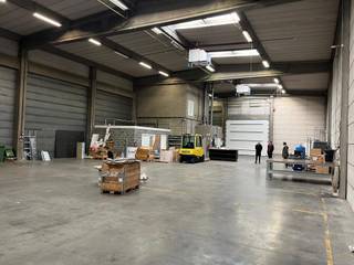 Magazijnruimte van 612m² met een klein kantoor van 72m², Unit 5A, te Kontich.Ruime parking rondom het gebouw.Goed gelegen Unit op ca. 2km van de op-...