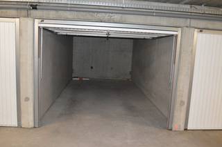 Garagebox te huur aan de Westkaai in Ieper. Er is plaats voorzien voor 1 auto. Het gebouw wordt afgesloten met een automatische poort...
