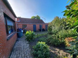 <p>Een vrijstaande woning met op het gelijkvloers een woonkamer, ruime keuken, kleine badkamer, ruime slaapkamer.  Op de eerste verdieping zijn er nog 2 ruime slaapkamer en een zolderkamer aanwezig. De woning is tevens voorzien van een keldertje. Achter de woning bevindt zich de garage met aansluitende bergplaats en een tuin.</p>