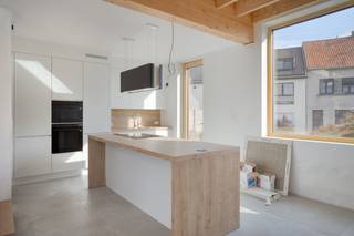 Moderne, energiezuinige nieuwbouwvilla. Ideaal gelegen nabij centrum Lennik en op kwartiertje van Halle. Door zijn grote ramen is er maximale lichtinval en is er uitzicht over de nabijgelegen velden.<br />Indeling: inkom met toilet, ruime, open woonkamer met volledig ingerichte keuken, annex berging/technische ruimte. <br />Op de verdieping: één zeer ruime slaapkamer die kan omgevormd worden naar 2 kamers, badkamer met bad en douche, apart toilet, 2de slaapkamer en ruime overloop voor een bureau met prachtig uitzicht.<br />Carport en voldoende extra parkeermogelijkheid beschikbaar. Tuin en terras nog aan te leggen door de koper.<br />E-peil <30 door maximale isolatie, driedubbele beglazing, zonnepanelen, ventilatiesysteem (systeem D met warmteterugwinapparaat), buitenzonnewering en warmtepomp. Dit levert je direct specifieke financiële, ecologische en comfortvoordelen op!<br />Aankoop onder BTW-stelsel.<br />Interesse? Bel naar 0477/38 99 74 of mail naar isa@woonkantoor.be