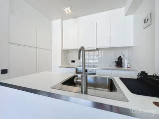 In een kleinschalig en verzorgd gebouw met lift bevindt zich dit prachtig gerenoveerde appartement met hoogwaardige afwerking. De ruime...