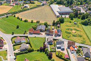 Deze <strong>gezinswoning met 3 slaapkamers</strong> biedt een aangename combinatie van ruimte, comfort en praktische voorzieningen. Met een lichtrijke leefruimte, open keuken, tuin, garage en een lange oprit naast de woning beschikt dit pand over heel wat troeven!<br /><strong>Indeling van de woning</strong><br /><strong>Gelijkvloers:</strong><br />Via de inkomhal met afzonderlijk gastentoilet komen we in de ruime <strong>mooie, lichtrijke leefruimte</strong>, die voldoende plaats biedt voor een gezellige zithoek en eetruimte.<br />Aansluitend bevindt zich de <strong>open, ingerichte keuken</strong>, die voorzien is van een praktisch kookeiland en heel wat kastruimte.<br />Daarnaast beschikt het gelijkvloers over een handige berging/wasplaats en een <strong>badkamer uitgerust met een ligbad, douche, toilet en lavabomeubel</strong>.<br /><strong>Eerste verdieping</strong><br />Op de eerste verdieping ( die wat op te frissen valt) bevinden zich <strong>3 slaapkamers</strong>, die verschillende mogelijkheden bieden voor een gezin, thuiswerk of hobbyruimte.<br />Daarnaast is er nog een <strong>zolderruimte (nog te isoleren)</strong> ideaal als bijkomende opbergruimte.<br /><strong>Buitenruimte</strong><br />Ook buiten heeft deze woning heel wat te bieden!<br />De woning beschikt over een groot terras met een <strong>aangename tuin met gazon</strong>, waar het heerlijk vertoeven is tijdens zonnige dagen.<br />Een bijzondere troef is de <strong>lange oprit naast de woning</strong>, die doorloopt tot achteraan het perceel en heel wat parkeermogelijkheden biedt.<br />Achteraan bevindt zich bovendien een <strong>vrijstaande garage</strong>, ideaal voor het parkeren van een wagen of het opbergen van fietsen en tuinmateriaal.<br /><strong>Een woning met heel wat mogelijkheden!</strong><br />Bent u op zoek naar een <strong>gezinswoning met 3 slaapkamers, een aangename tuin, voldoende parkeergelegenheid en een praktische indeling?</strong> Dan is deze woning zeker een bezoek waard!<br />📞 <strong>Interesse? Contacteer IMMO DEBO en plan vandaag nog uw bezoek!</strong><br />
