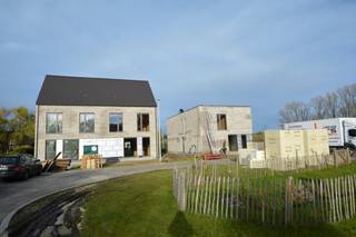 Uitzonderlijk ruime nieuwbouwwoningen (BEN = Bijna Energie Neutraal), gelegen op een rustige locatie aan de Bruggestraat te Zandhoven. Dit kleinschalig project omvat 6 halfopen bebouwingen en 1 open bebouwing, telkens met 3 of 4 volwaardige slaapkamers, ruime tuin en parking. Elke woning beschikt over een inkomhal met ruimte voor vestiaire en afzonderlijk toilet met handenwasser; zitruimte; volledig ingerichte leefkeuken met eetplaats en handige bijkeuken. Directe toegang via het schuifraam tot tuin. Op de verdieping zijn er telkens 3 of 4 volwaardige slaapkamers; apart toilet; bureauruimte; en riante badkamer. Voorts beschikken de woningen over een garage of carport. Hedendaagse architectuur en zeer energiezuinige woning voorzien van alle modern comfort met o.a. vloerverwarming door middel van warmtepomp, zonnepanelen, regenwaterrecuperatie, maximum E-peil 20,... Beschikbaar zomer 2026. Verkoop onder BTW-stelsel (registratierechten op het grondaandeel). Werken gestart.KOOP NU EN BETAAL PAS BIJ OPLEVERING / AKTE! Kijk op www.immopatio.be voor meer informatie!