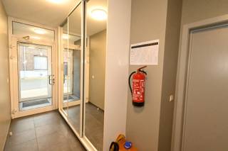 Dit appartement bevindt zich op de eerste verdieping in een residentie met slechts 6 appartementen. Dit betekent dat het in het gebouw rustig vertoeven is.<br />Met de lift of de brede trap ben je zo boven en kom je in de eigen inkomhal. Vooraan heb je de ruime living met grote raampartijen en een zuidelijk terras. De open keuken maakt het allemaal nog ruimer aanvoelen.<br />De gang geeft toegang tot de badkamer met inloopdouche, een afzonderlijk toilet, twee ruime slaapkamers en een berg- en wasruimte.<br />Achteraan het gebouw ligt er een afgesloten private parking waar elk appartement niet alleen een eigen parkeerplaats heeft maar ook een recent gebouwde garage. Geen probleem dus om de wagen, moto en fietsen veilig en onbereikbaar voor buitenstaanders te parkeren of op te bergen.<br />Dit appartement ligt op enkele minuten stappen van het gemeentelijk park waar we in Maldegem trots mogen op zijn maar ook vlak bij de markt, de scholen, sportplein en noem maar op. Anderzijds heb je er rechtstreeks aansluiting op de N49 Knokke -Antwerpen en de N44 Maldegem- Aalter zonder dat je daarvoor door het centrum moet.<br />huurprijs voor appartement + gesloten garagebox + parkeerplaats: 850 euro per maand + 50 euro gemeenschappelijke kosten.<br />Voor meer info of om een bezoek te brengen neem contact op het nummer 050/71.15.00 of info@deruyter.be