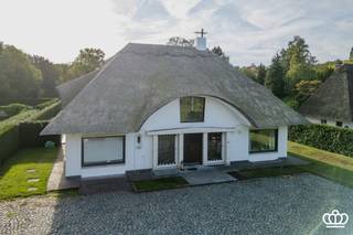 <p><span>Rietgedekte villa met luxueus poolhouse voorzien van een indoorzwembad en wellness</span></p><p><span> </span></p><p><span>De villa beschikt over een volledig uitgerust poolhouse met indoorzwembad, sauna en jacuzzi, en biedt dankzij de ruime terrassen en onderhoudsvriendelijke tuin volop mogelijkheden om zowel binnen als buiten te genieten.</span></p><p><span> </span></p><p><span>Gelijkvloers</span></p><p><span>De villa is bereikbaar via een ruime oprit met automatische schuifpoort.</span></p><p><span>Binnenkomen doet u in de statige inkomhal op dambordpatroon voorzien van een vestiaire met gastentoilet en handenwasser. Karaktervolle gietijzeren deuren geven toegang tot de ruime en lichtrijke leefruimte.</span></p><p><span>De leefruimte heeft een moderne gashaard en geniet dankzij de grote raampartijen van een mooi zicht op de tuin. </span></p><p><span>Aparte, te renoveren, leefkeuken met ontbijthoek en werkeiland en aansluitend een praktische bijkeuken.</span></p><p><span>Op het gelijkvloers bevindt zich nog een afzonderlijke polyvalente ruimte die zich uitstekend leent als bureau, hobbyruimte of extra slaapkamer.</span></p><p><span> </span></p><p><span>Eerste verdieping</span></p><p><span>Via een open trap bereikt u de vide op de eerste verdieping dewelke toegang geeft tot 3 slaapkamers waarvan een complete aparte masterunit met ensuite badkamer voorzien van een ligbad, inloopdouche, dubbel lavabomeubel en toilet.</span></p><p><span>De tweede en derde slaapkamer delen een ruime badkamer, uitgerust met een dubbel lavabomeubel, douchecabine, ligbad en toilet.</span></p><p><span> </span></p><p><span>Kelder</span></p><p><span>Via de keuken is er toegang tot de kelder, waar de technische installaties van de woning zijn ondergebracht. Daarnaast beschikt de woning over een kruipkelder. </span></p><p><span> </span></p><p><span>Tuin</span></p><p><span>De echte troef van deze villa is zonder twijfel het volledig ingerichte poolhouse. De onderhoudsvriendelijke tuin met optimale zonoriëntatie is aangelegd met ruime terrassen en vormt samen met het poolhouse een heerlijke plek om te ontspannen en gasten te ontvangen.</span></p><p><span>Het poolhouse beschikt over een indoorzwembad, jacuzzi, sauna, inloopdouche, ligbad en toilet. Daarnaast is er een technische ruimte met kelder.</span></p><p><span>Dankzij het bijzondere ontwerp van het poolhouse kunnen het dak en de ramen volledig worden geopend, waardoor u bij mooi weer een uniek gevoel van buitenleven ervaart.</span></p><p><span>Een karaktervolle en bijzonder complete villa waar ruimte, privacy, ontspanning en luxe op een harmonieuze manier samenkomen.</span></p><p><span> </span></p><p><span>Bijzonderheden</span></p><p><span>-Gelegen vlakbij uitvalswegen en het centrum</span></p><p><span>-Ruime oprit</span></p><p><span>-Wonen en werken aan huis</span></p><p><span>-Veel natuurlijk lichtinval</span></p><p><span>-Kelder en kruipkelder onder de woning</span></p><p><span>-Poolhouse met indoorzwembad, sauna en jacuzzi’s </span></p><p><span>-Potentieel van de woning mits opfrissing/ renovatie</span></p><p><span> </span></p>