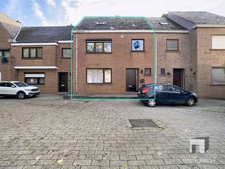 <p><span>Ruime gezinswoning met tuin, terras en garage in het centrum van Diest</span></p><p><span>Ben je op zoek naar een comfortabele en ruime gezinswoning op een toplocatie? Deze gezellige woning, gelegen in het centrum van Diest, biedt met een bewoonbare oppervlakte van 184 m² alle ruimte en comfort voor gezinnen of koppels die op zoek zijn naar een aangename woonomgeving.</span></p><p><span>Een absolute troef is het gezellige terras met aansluitende achtertuin, waar je in alle rust kunt genieten van het buitenleven. Daarnaast biedt de ruime zolderverdieping tal van mogelijkheden, bijvoorbeeld als extra slaapkamer, hobbyruimte of bureau.</span></p><p><span>Deze woning geniet van een uitstekende ligging in het centrum van Diest. Winkels, horecazaken, scholen en openbaar vervoer bevinden zich op wandelafstand. Ook het station is vlakbij, wat zorgt voor een vlotte bereikbaarheid.</span></p><p><span>Indeling:<br /></span><span>Gelijkvloers:<br /></span><span>- Inkomhal<br />- Gezellige woonkamer<br />- Volledig uitgeruste keuken met alle nodige toestellen<br />- Apart toilet<br />- Terras met toegang tot de tuin</span></p><p><span>Eerste verdieping:</span><span><br />- Drie slaapkamers<br />- Badkamer met inloopdouche en toilet</span></p><p><span>Tweede verdieping:</span><span><br />- </span><span>Ruime zolderkamer, mogelijk in te richten als vierde slaapkamer, hobbyruimte of bureau</span><span><br /></span><span>- </span><span>Extra bergruimte</span></p><p><span>Extra troeven:<br />- </span><span>Gezellige achtertuin met terras<br />- Gesloten garage<br />-Praktische kelderberging / washok</span></p><p><span> </span></p><p><span>Huurprijs is: €1350,00p er maand</span></p><p><span> </span></p><p><span>Wil je deze woning graag bezichtigen? Vul dan je huurprofiel in via <span>www.immodiest.be</span></span><span> .</span></p><p><span>Ga naar Te huur → Mark Mackenstraat 33, 3290 Diest en klik op de oranje knop ‘Vraag uw bezoek aan’.</span></p><p><span>Van zodra wij deze informatie ontvangen hebben, nemen wij contact met u op.</span></p><p><span> </span></p>