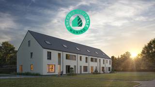 Welkom in het idyllische Kattenbos, Lommel – de perfecte plek om thuis te komen.<br />Deze charmante woonbuurt biedt een harmonieuze, gezinsvriendelijke omgeving waar rust en groen samenkomen.<br /><br />Deze woning biedt een aangename en ruime leefruimte die veel lichtinval heeft, 3 slaapkamers, en een ruime zolder die volop mogelijkheden biedt. De woning is ontworpen door PCP Architects en valt op door zijn eigentijdse architectuur, die perfect harmonieert met de diverse bouwstijlen in de buurt. Bovendien is de woning energieneutraal (E-peil = 0), wat zorgt voor lagere energiekosten en een verminderde ecologische voetafdruk.<br /><br /><br /><strong>Voordelen van deze woning</strong>
<ul>
	<li><strong>Energieneutraal wonen</strong>: Met een E-peil van 0 is deze woning een voorbeeld van duurzaamheid en energie-efficiëntie. Geniet van lagere energiekosten en draag bij aan een groenere toekomst.<br /> </li>
	<li><strong>Persoonlijke touch</strong>: Geef deze woning jouw eigen stempel door de afwerking en indeling volledig naar wens aan te passen.<br /> </li>
	<li><strong>Fantastische buurt voor kinderen</strong>: Gelegen in een veilige, autoluwe omgeving, is dit de perfecte speelplek voor kinderen. De buurt biedt een rustige en veilige omgeving voor jonge gezinnen.<br /> </li>
	<li><strong>Nabij scholen en voorzieningen:</strong> Geniet van de nabijheid van scholen en dagelijkse voorzieningen. Alles wat je nodig hebt, is binnen handbereik.<br /> </li>
	<li><strong>De perfecte balans</strong>: Ervaar het bruisende stadsleven van Lommel, terwijl je dagelijks omringd wordt door de rust en natuur van Kattenbos.</li>
</ul>
<br />Interesse? Neem contact met ons op voor meer informatie! Vul het contactformulier in of bel Kolmont via T. +32 (0)11 211 211. Onze bouwadviseurs staan klaar om je verder te helpen.<br /><br />Neem vrijblijvend een kijkje op onze website via kolmont.com.