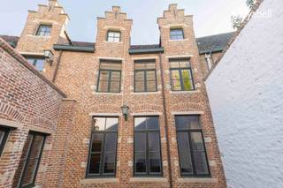 Dit exclusief herenhuis is gelegen in het Sint-Elisabeth Begijnhof, een van de beste woonplaatsen in Gent. Deze historische woning werd recent gerenoveerd met gebruik van hoogstaande materialen en met veel respect voor de authentieke elementen.Via de inkomhal krijgt men toegang tot een royale living van ca. 120 m2 met vloerverwarming, open haard en aparte bureau. De overal aanwezige grote glaspartijen en open ruimtes zorgen voor een spectaculaire lichtinval in deze luxueuze woning van 335 m2. De op maat gemaakte open "Miele" keuken met aansluitend terras, is het kloppend hart van het pand en de verzamelpunt van het gezin. Op de bovenste verdieping, toegankelijk via de authentieke trap, treft men de master bedroom en design badkamer van ca. 70 m2 groot. Het gezellig en ommuurd groot terras biedt de nodige privacy om te genieten in alle rust van de zonnige dagen in het gezelschap van vrienden en familie. Een unieke kans om te vertoeven in een luxueuze en moderne woning in het middeleeuwse centrum van Gent. EPC 237 kWh/m2 UC: 1061683. Gvg, Vkr, Wche, Gvv, Gdv