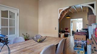 Deze charmante en instapklare woning is gelegen in de Raverschootstraat te Eeklo en biedt een aangename woonomgeving met alle comfort.<br /><br />Dankzij de centrale ligging bevinden winkels en voorzieningen zich op wandelafstand, wat zorgt voor een vlotte en praktische levensstijl.<br /><br /><strong>Ligging</strong><br /><br />De woning geniet van een centrale ligging in Eeklo, vlakbij winkels, openbaar vervoer en andere dagelijkse voorzieningen. Ideaal voor wie comfortabel en bereikbaar wil wonen.<br /><br /><strong>Indeling van de woning</strong><br /><br />Bij het betreden van de woning komt u in de inkomhal met gastentoilet. Verder vindt u een gezellige eetkamer en een lichtrijke woonkamer die naadloos aansluiten op de ingerichte keuken met ontbijthoek. Op het gelijkvloers bevindt zich eveneens een badkamer met douche, een technische ruimte, een praktische berging en een extra kamer die perfect kan dienen als slaapkamer of bureau. Het zonnige, zuidgerichte koertje vormt een aangename buitenruimte om tot rust te komen.<br /><br />Op de verdieping zijn er twee slaapkamers, waarvan één uitgerust is met ingemaakte kasten en een wastafel. Daarnaast is er nog een afzonderlijk toilet aanwezig.<br /><br /><strong>Extra troeven</strong><br /><br />✅ Instapklare woning<br />✅ Zonnig, zuidgericht koertje<br />✅ Centrale ligging nabij winkels<br />✅ EPC-label C<br />✅ Extra kamer op het gelijkvloers (slaapkamer/bureau)<br /><br /><strong>Bezoek steeds na afspraak!</strong>