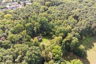 Met een oppervlakte van maar liefst 11376m² geniet je hier van een ongeëvenaarde natuurlijke omgeving. De bestaande gezinswoning is volledig...