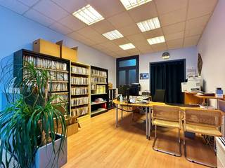 Dit handelspand is gelegen op wandelafstand van het station en andere faciliteiten en is als volgt ingedeeld: handelsruimte, kitchenette,...