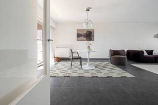 Dit zeer ruim en lichtrijk appartement is gelegen op de 1ste verdieping (zonder lift) over de volledige breedte van het gebouw en is volledig gerenoveerd in 2025. Bestaande uit: inkomhal, aangename leefruimte met leuk terrasje, vernieuwde keuken voorzien van toestellen, aparte berging. Nachthal welke toegang verschaft tot 2 ruime slaapkamers, betegelde badkamer met combinatie ligbad/douche. Er worden nog nieuwe ramen geplaatst mits meerprijs volgens offerte. Parkeerplaats op parking voor het gebouw of in de straat.