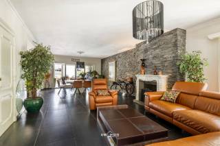 Op een boogscheut van de dorpskern van het gezellige Tielrode staat deze goed onderhouden en gerenoveerde open bebouwing, die rust en gezelligheid combineert met het comfort van een aangenaam dorpsleven. Dankzij de royale indeling en talrijke voorzieningen is dit de ideale gezinswoning.<br />De woning beschikt over een ruime, moderne keuken met kookeiland, volledig uitgerust met alle nodige toestellen, en sluit naadloos aan op de lichte en ruime leefruimte. In de schitterende aanbouw kan u volop genieten van de zon, met een directe toegang tot het terras waar een ingebouwde jacuzzi voor extra ontspanning zorgt.<br />Op de eerste verdieping bevinden zich drie ruime slaapkamers met dressing en een stijlvolle badkamer voorzien van zowel ligbad als inloopdouche. Verder beschikt de woning over een garage met elektrische poort, vier autostaanplaatsen, een praktische berging en een wasplaats.<br />Achteraan de woning wacht u een oase van rust en groen, die een echt vakantiegevoel oproept. Bovendien is er een aansluiting naar de dijk, waardoor u zich veilig en vlot te voet of met de fiets kan verplaatsen. Met goedkeuring van de gemeente bestaat er zelfs de mogelijkheid om een assistentiewoning bij te bouwen.<br />Kortom, deze eigendom biedt alles voor wie op zoek is naar ruimte, comfort en een prachtige ligging.
Uw ideale woning staat hier op u te wachten!<br /> Schrijf u vandaag nog in voor het bezoekmoment via onze website.