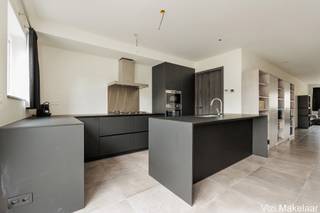 <p><br />Deze ruime nieuwbouwwoning met maar liefst 200 m² bewoonbare oppervlakte combineert hedendaags wooncomfort, energiezuinige technieken en een praktische indeling op een rustige ligging. Gelegen in een doodlopende straat geniet u hier van weinig verkeer, extra privacy en een aangename woonomgeving voor het hele gezin.</p>
<p><u>Gelijkvloers</u><br />Via de inkomhal (12m²) met gastentoilet komt u binnen in een ruime en lichtrijke leefruimte met open, ingerichte keuken (71m²). Vanuit de leefruimte geniet u van een mooi zicht op de tuin en directe toegang tot het terras. Aansluitend aan de keuken bevindt zich een praktische berging (5m²). De ruime garage biedt plaats aan twee wagens, fietsen en tuingerief (36m²).</p>
<p><u>Eerste verdieping</u><br />Op de eerste verdieping bevinden zich drie ruime slaapkamers, waarvan de grootste is ingericht met een dressing (17-11-9.5m² - dressing 5.5m²). De badkamer is voorzien van hedendaags comfort en sluit perfect aan bij de moderne uitstraling van de woning (11m²).</p>
<p><u>Tweede verdieping</u><br />De tweede verdieping biedt een prachtige extra ruimte die perfect kan worden ingericht als vierde slaapkamer, bureau, hobbyruimte of ontspanningskamer. Daarnaast is er extra bergruimte aanwezig (32m²).</p>
<p><u>Extra troeven</u><br />De woning is uitgerust met driedubbele beglazing, een warmtepomp voor verwarming en sanitair warm water, ventilatiesysteem D en een gunstig E-peil van 37. De bovenverdiepingen zijn afgewerkt met prachtige plankenvloeren. Voor de woning is er bovendien voldoende parkeergelegenheid aanwezig.</p>