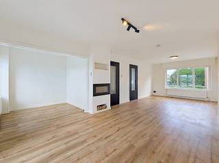 <p><span>BEZOEK? Bel 09/225.00.78 </span></p><p><span> </span></p><p><span>Deze ruime en opgefriste woning geniet van een uitstekende ligging nabij het UZ Gent. Dankzij de vlotte aansluiting op de E17, E40 en R4 bereikt u zowel het stadscentrum als omliggende gemeenten in een handomdraai. Ook met het openbaar vervoer bent u uitstekend verbonden, met verschillende bus- en tramhaltes (tram 2 en 4) op wandelafstand.</span></p><p><span> </span></p><p><span>De woning is als volgt ingedeeld:</span></p><p><span>Gelijkvloers:</span><span> U betreedt de woning via de inkomhal met gastentoilet en praktische inbouwkasten. Verder beschikt het gelijkvloers over een ruime garage van 22,4 m² en twee afzonderlijke bergingen van telkens 4 m². Vanuit de woning heeft u toegang tot de aangename, zuidwest georiënteerde tuin. Achteraan bevindt zich bovendien een ruim bijgebouw dat tal van mogelijkheden biedt, zoals een atelier, hobbyruimte, of extra opslagplaats.</span></p><p><span>Eerste verdieping:</span><span> De eerste verdieping wordt gekenmerkt door een lichtrijke leefruimte van circa 34 m². Aansluitend bevindt zich een ruim terras van 18 m², uitgerust met een nieuwe zonneluifel. Via een buitentrap heeft u rechtstreeks toegang tot de tuin. De ingerichte keuken beschikt over alle nodige comfort, waaronder een oven, vaatwasser, koelkast, diepvriezer en spoelbak.</span></p><p><span>Tweede verdieping:</span><span> Op de bovenste verdieping bevinden zich drie slaapkamers van respectievelijk 16 m², 13 m² en 7 m². De volledig vernieuwde badkamer is voorzien van een dubbele wastafel, inloopdouche en toilet.</span></p><p><span>Deze instapklare woning combineert een uitstekende bereikbaarheid met een praktische indeling, ruime leefoppervlaktes en tal van extra troeven zoals de zonnige tuin, het ruime terras, de garage en het multifunctionele bijgebouw. Een ideale gezinswoning voor wie comfortabel wil wonen op een strategische locatie nabij het UZ Gent en alle belangrijke voorzieningen binnen handbereik wenst te hebben.</span></p><p><span>Co-housing is niet mogelijk in deze woning.</span></p><p><span> </span></p>