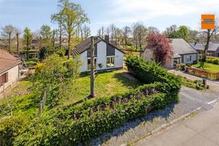 Gelegen in een rustige residentiële wijk van Kampenhout, presenteert deze gerenoveerde woning zich als de ideale gezinswoning. Met een...