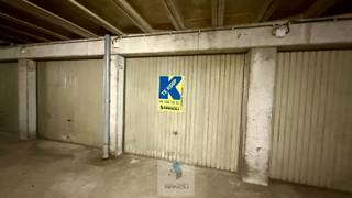 In het centrum van Deinze bieden wij deze ruime dubbele garagebox aan, ideaal voor het parkeren van twee wagens achter elkaar, extra opslagruimte of als interessante investering.<br /><br />De garage heeft een oppervlakte van ongeveer 30 vkm en een diepte van circa 10,5 meter wat uitzonderlijk ruim is en tal van mogelijkheden biedt. <br /><br />De garagebox is momenteel verhuurd wat dit pand ook interessant maakt voor investeerders die op zoek zijn naar een onmiddellijk rendement.<br /><br />Troeven:<br />- Centrale ligging in Deinze<br />- Dubbele garagebox (2 wagens achter elkaar)<br />- Oppervlakte ca. 30 vkm<br />- Diepte ± 10,5 meter<br />- Reeds verhuurd – interessante investering