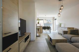 In een doodlopende straat, in een recente en bijzonder rustige woonwijk, vinden we deze halfopen BEN-woning uit 2022. De woning combineert modern wooncomfort met een aangename, praktische indeling en is dan ook ideaal voor wie op zoek is naar een eerste eigen nest.<br /><br />Bij het binnenkomen is er een inkomhal met vestiairekast en gastentoilet. Via de glazen deur kom je in de ruime, open leefruimte, waar een gezellige tv-hoek, eetplaats en moderne open keuken mooi in elkaar overvloeien. De keuken beschikt over een praktisch eiland en is volledig uitgerust met de nodige toestellen, waaronder een koelkast, vaatwasser, microgolfoven en oven. Aansluitend is er een handige berging die eveneens dienstdoet als wasplaats.<br /><br />Op de eerste verdieping bevinden zich twee ruime slaapkamers, een badkamer met badkamermeubel, inloopdouche en ligbad en daarnaast nog een praktische bergruimte.<br /><br />Buiten geniet je van een aangename, zuidelijk georiënteerde tuin waar het heerlijk vertoeven is. Dankzij de gunstige oriëntatie kan je hier volop genieten van de zon en van de rust. In de tuin is bovendien een handige tuinberging voorzien. Langs de woning bevindt zich een carport met laadpaal, ideaal voor wie elektrisch rijdt.<br /><br />De woning is uitgerust met zes zonnepanelen, goed voor een vermogen van 1.980 Wp, een ruime regenwaterput van 7.500 liter en een ventilatiesysteem D. Dankzij de recente bouw geniet je hier bovendien van de voordelen van een energiezuinige BEN-woning.<br /><br />De ligging maakt het plaatje compleet. De woning bevindt zich in een rustige en kindvriendelijke wijk met wandelpaden en speelpleintjes in de onmiddellijke omgeving. Een ideale thuis voor wie comfortabel, energiezuinig en rustig wil wonen in een aangename, jonge woonomgeving.<br /><br />Waarom net dit aanbod overwegen?<br /><br />✔ recente BEN nieuwbouw<br />✔ doodlopende speelstraat<br />✔ rustige buurt<br />✔ veel lichtinval<br />✔ nabij centrum<br />✔ Prima EPC A<br />✔ zonnepanelen<br />✔ zonneterras<br /><br />Interesse, bel 0486 05 88 88<br />Attesten & documenten: www.nestr.be