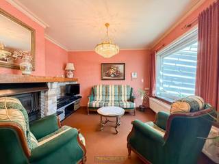  Perfect onderhouden woning MET INPANDIGE GARAGE, DIEPE TUIN EN GUNSTIG EPC LABEL B in een RUSTIGE STRAAT te Zottegem. Deze eigendom heeft...