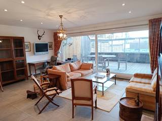<p>Dit gelijkvloers appartement te koop geniet van een uitstekende ligging in het volle centrum, op wandelafstand van de Leie. Het omvat een inkomhal, een apart toilet, een ruime en lichtrijke leefruimte met een volledig uitgeruste open keuken, een badkamer en twee volwaardige slaapkamers. Bovendien is er een autostaanplaats inbegrepen.</p>

<p><strong>Troeven:</strong></p>

<ul><li>Uitstekende ligging in het centrum, vlak bij de Leie</li><li>Gelijkvloers appartement</li><li>Ruime en lichtrijke leefruimte</li><li>Volledig uitgeruste open keuken</li><li>Twee volwaardige slaapkamers</li><li>Inclusief autostaanplaats</li><li>EPC-label B</li><li>Elektrische installatie conform</li><li>zeer lage maandelijkse syndickosten</li></ul>