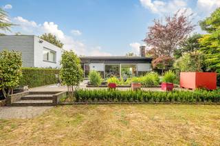 Ontdek deze karaktervolle Split-level woning met zwembad, siervijver en wijnkelder – gelegen in een groene residentiele omgeving op een ruim...